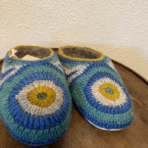 Handcrafted Blue and Green Wool Slippers - Picture 5 of 9